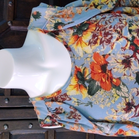 𝅺SIZE medium blue floral dress with flouncy sleeves and partially bareback w/ti - Picture 4 of 5